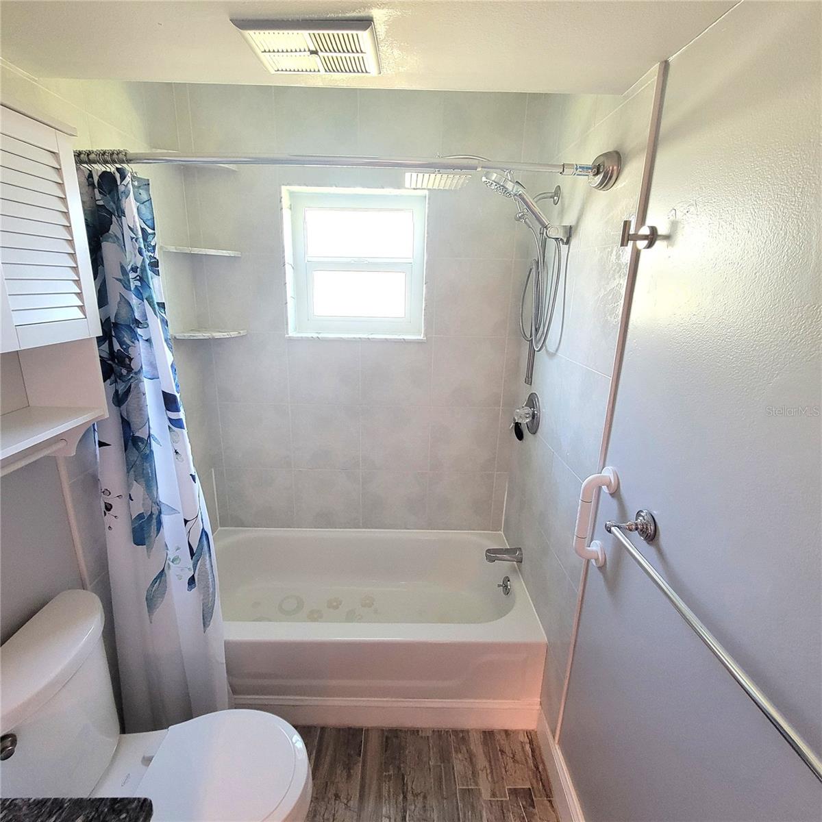 LAKES UNIT I THE - Residential