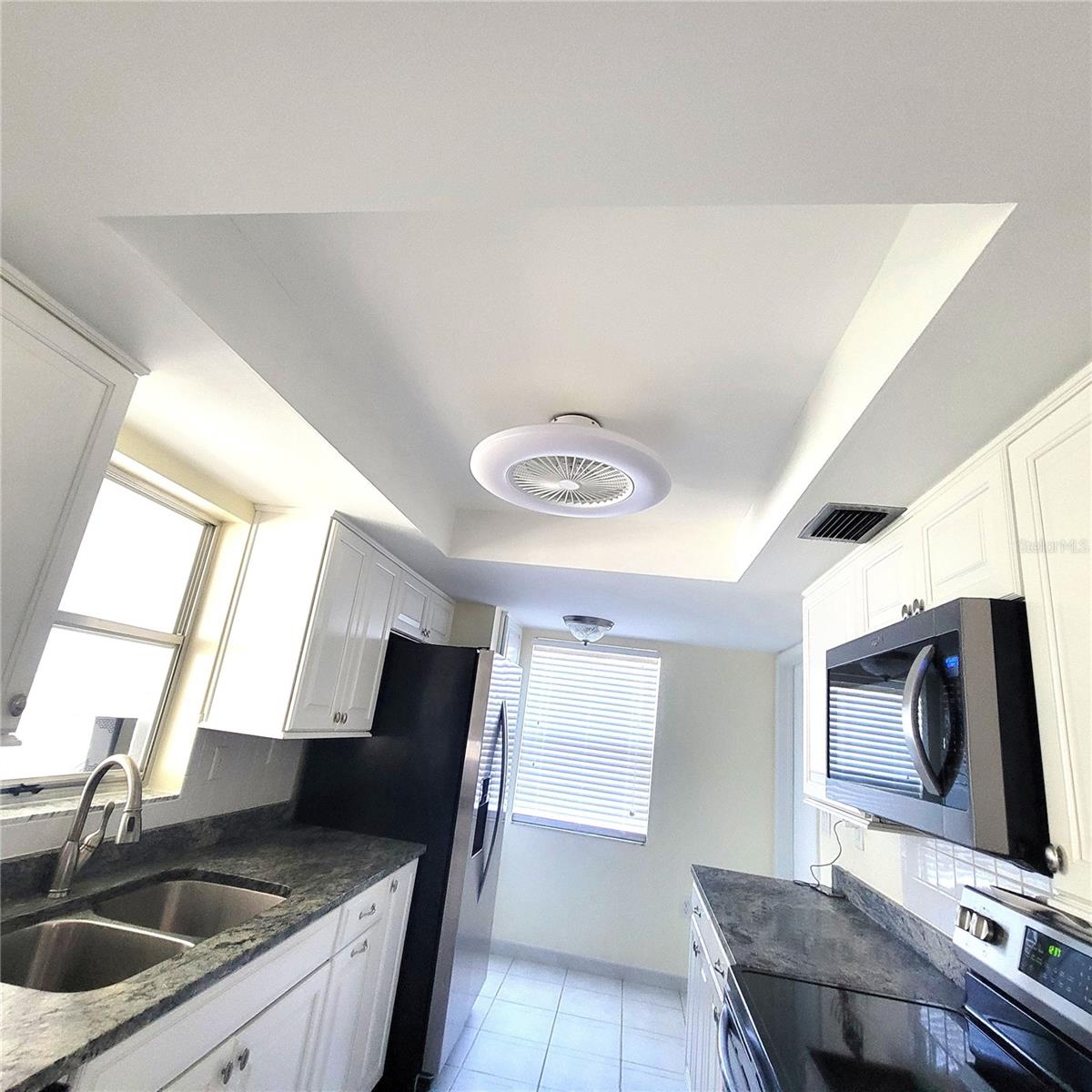 LAKES UNIT I THE - Residential