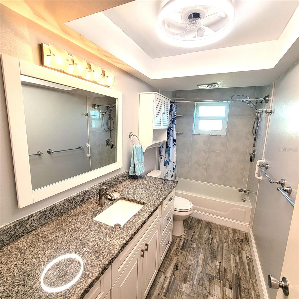 LAKES UNIT I THE - Residential