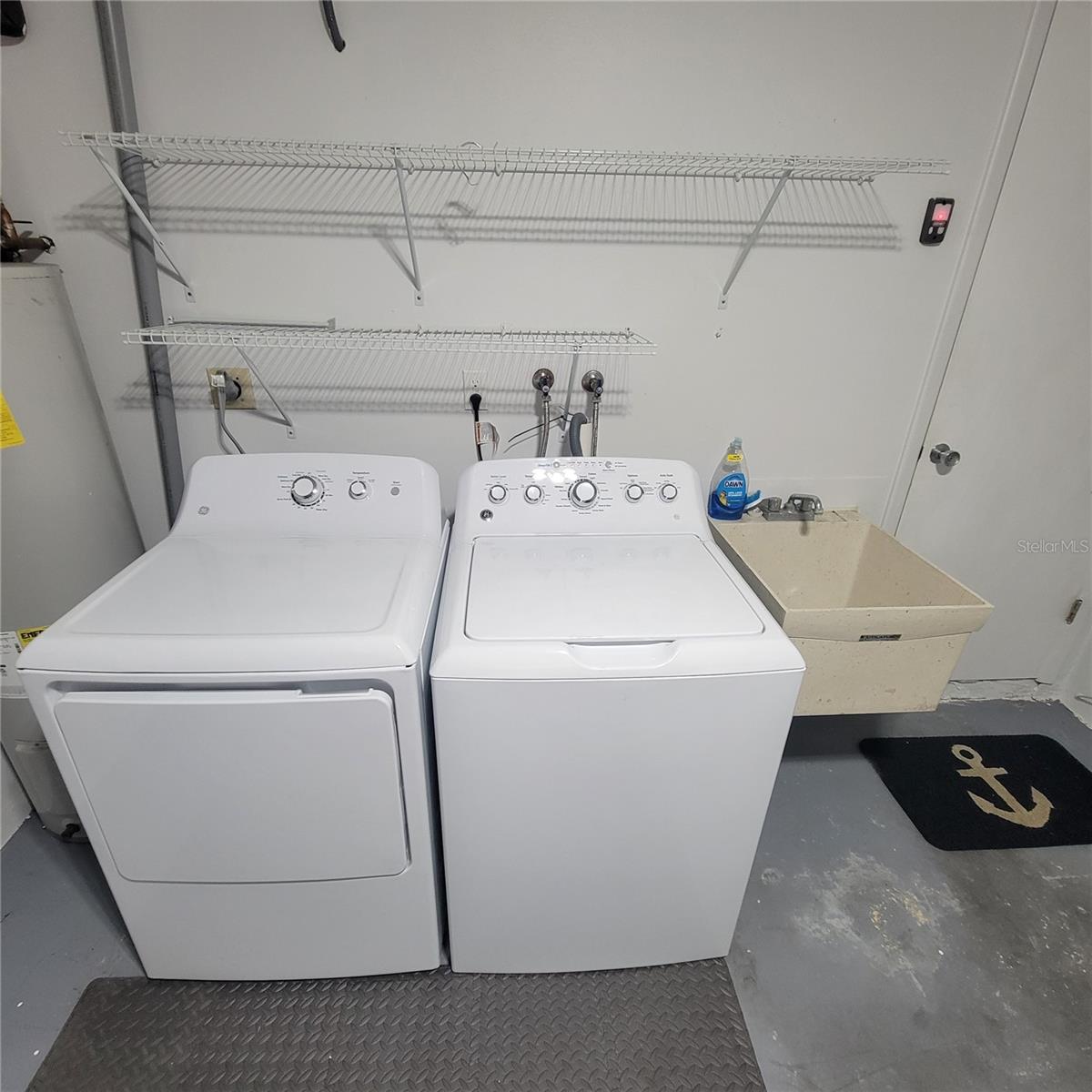 LAKES UNIT I THE - Residential