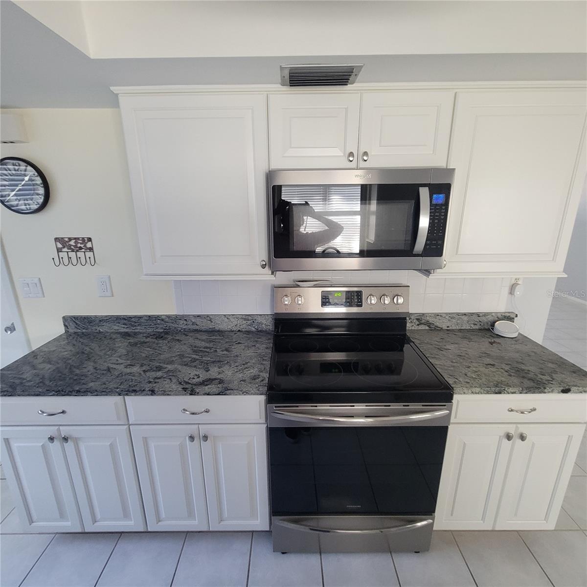 LAKES UNIT I THE - Residential