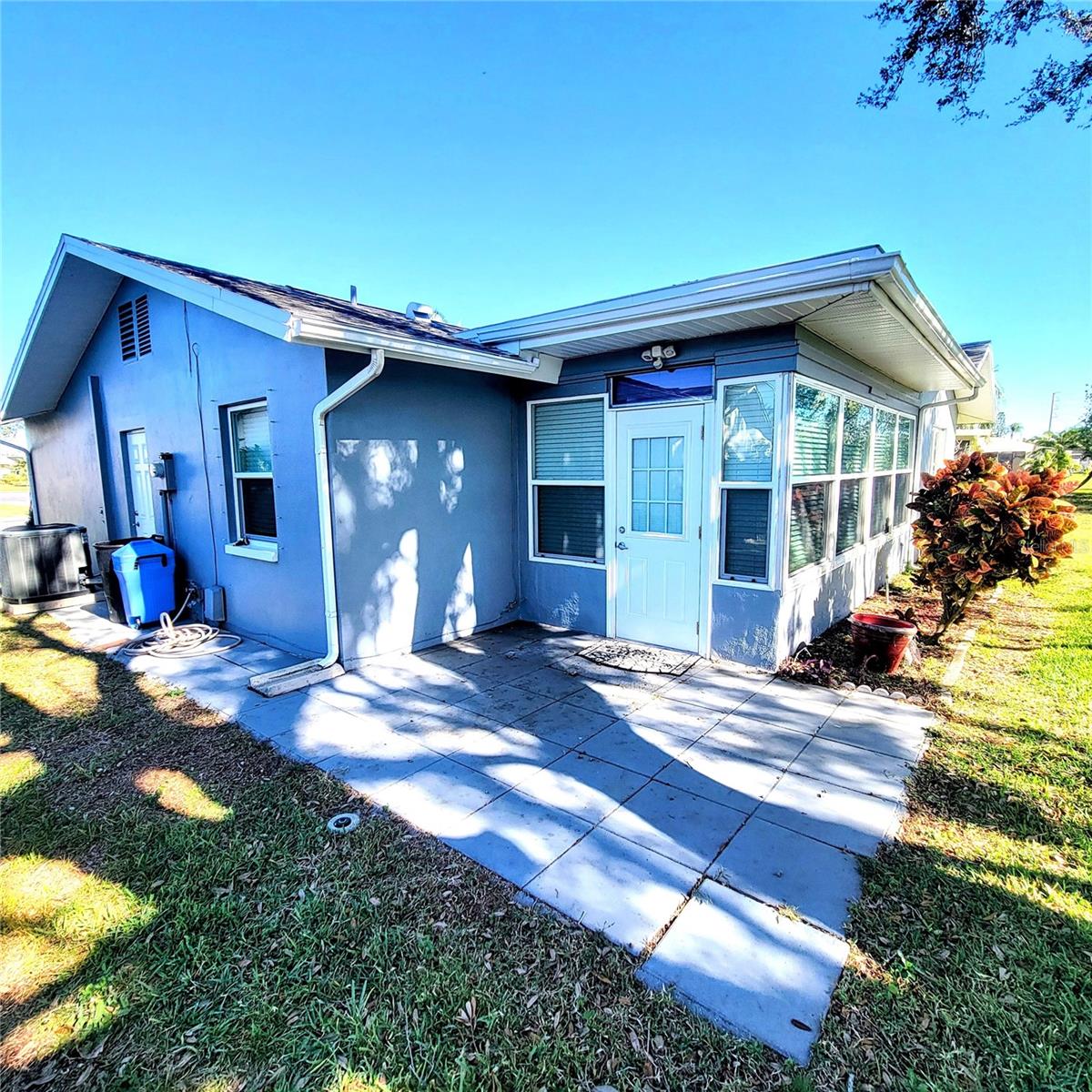 LAKES UNIT I THE - Residential