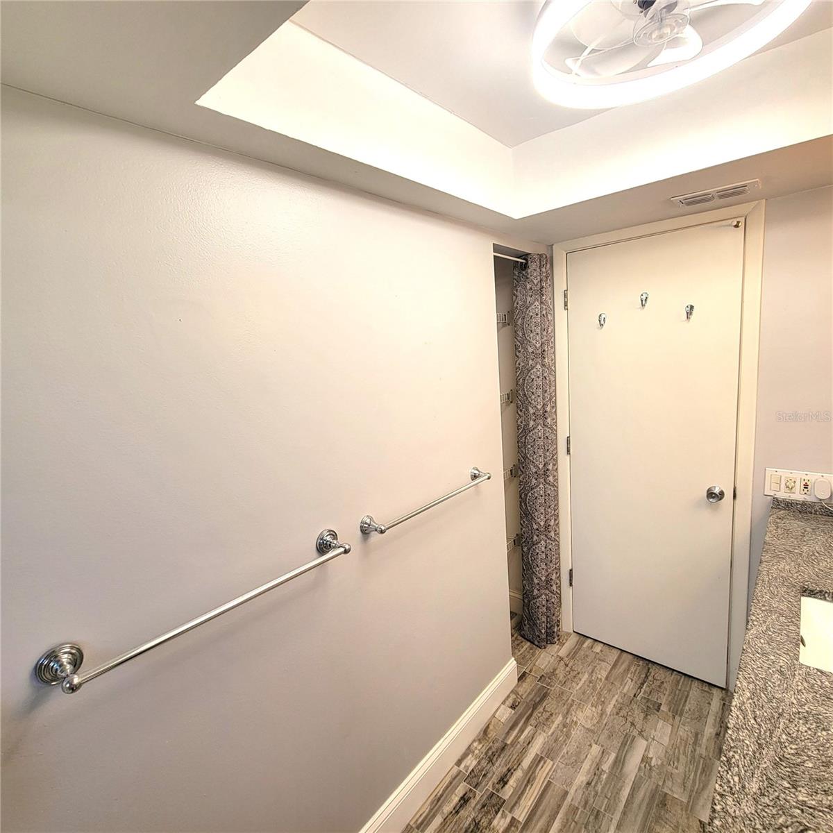 LAKES UNIT I THE - Residential