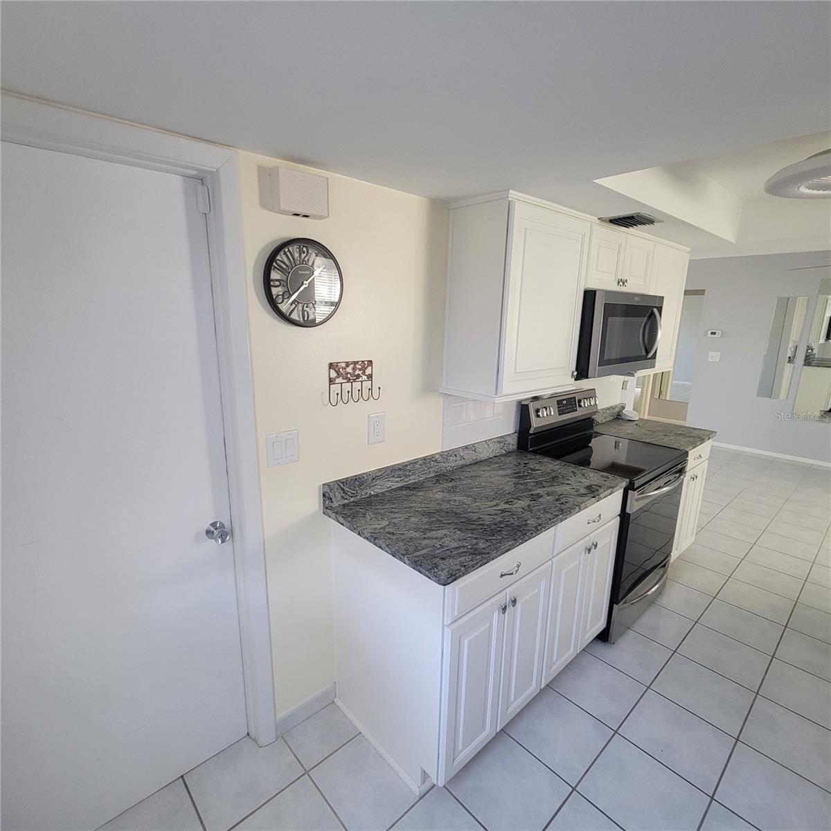 LAKES UNIT I THE - Residential