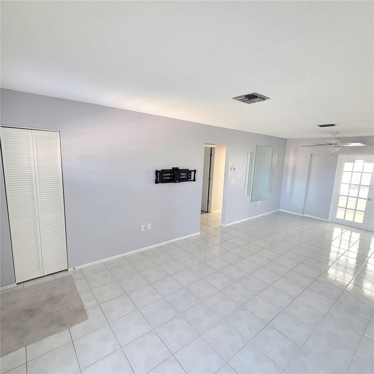 LAKES UNIT I THE - Residential