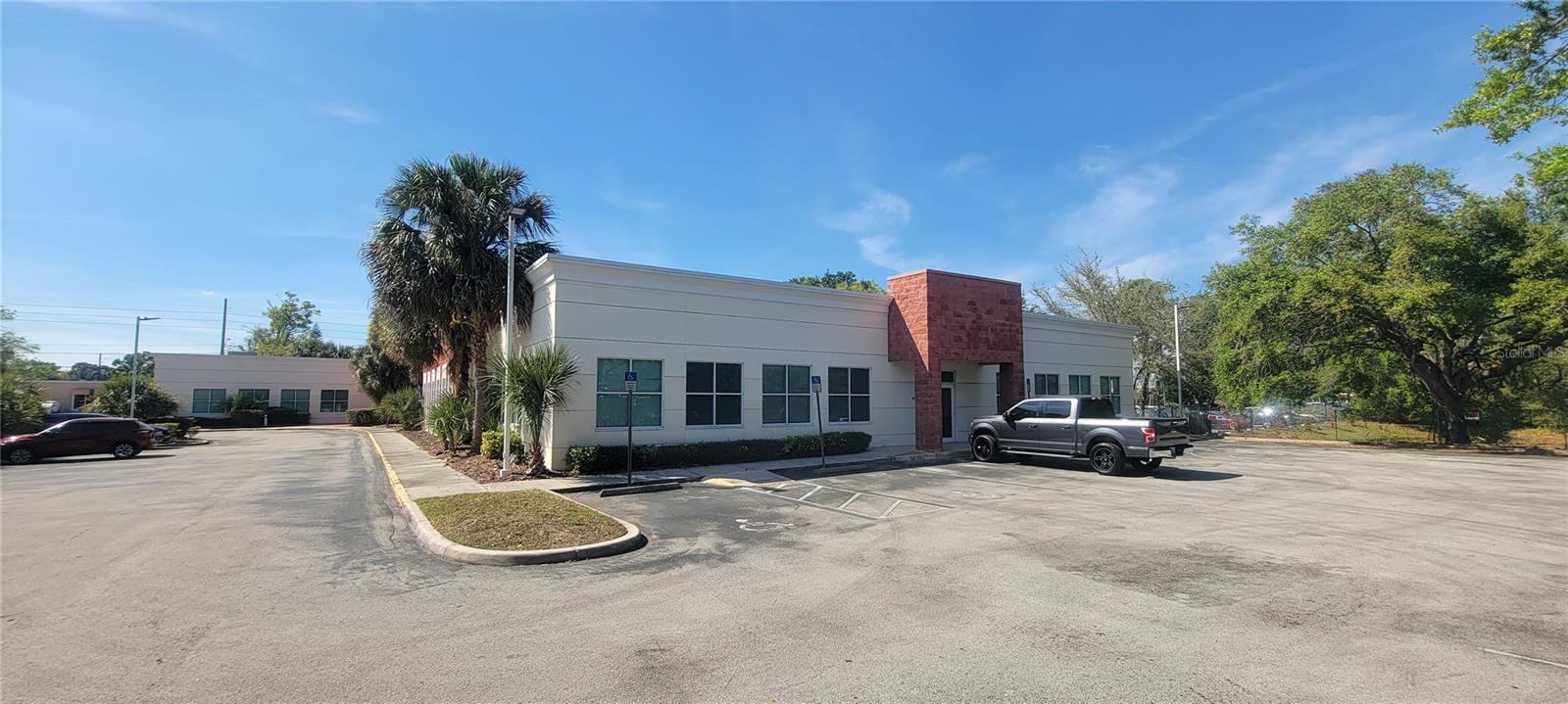 1,857 sq ft Suite available
4 large offices
Major exposure on HWY 436 (90,000+ avg. traffic count)
Monument signage on Semoran Blvd
Ample parking
Close proximity to Orlando International Airport
Easy access to major highways