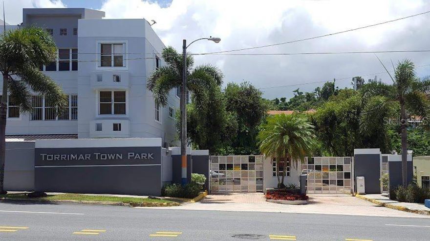 Penthouse for Rent – Torrimar Town Park
Beautiful, fully renovated penthouse featuring 3 bedrooms and 2 bathrooms, fully equipped and move-in ready.
The unit includes 4 air conditioning units, a modern kitchen with a brand-new Whirlpool refrigerator, drop-in stove, GE microwave, wine cooler, and a laundry area with LG ThinQ washer and dryer.
High-end details throughout: modern light fixtures, decorative panels with gold accents, metal doors with frosted glass, window treatments that allow natural light, and hurricane shutters. The property also features a second level with a private terrace, storage space, tele-entry system, and 2 back-to-back parking spaces.
Excellent location.
An elegant, comfortable, and truly spectacular living space. Schedule your showing today.