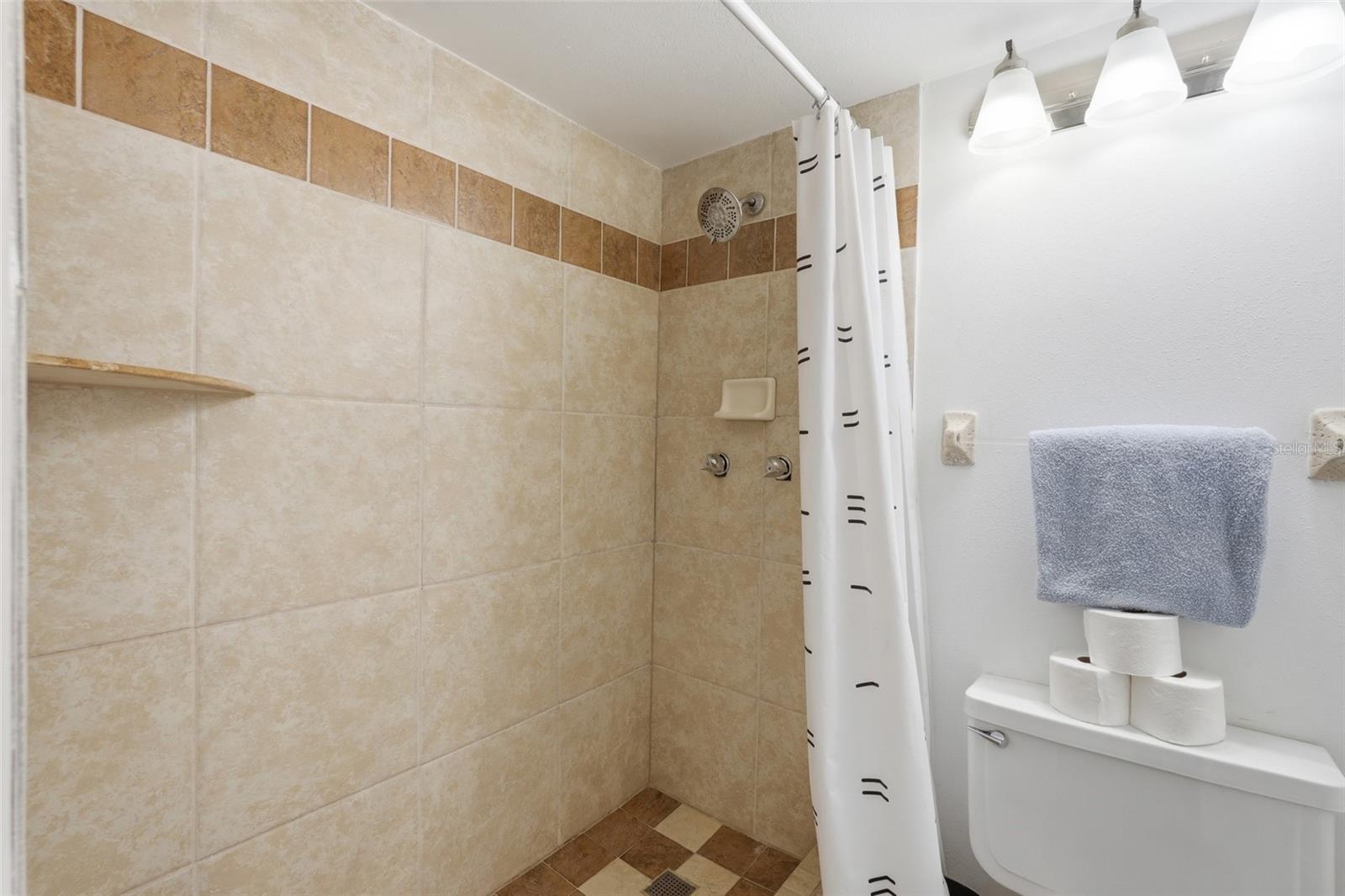 TOWERS CONDO - Residential