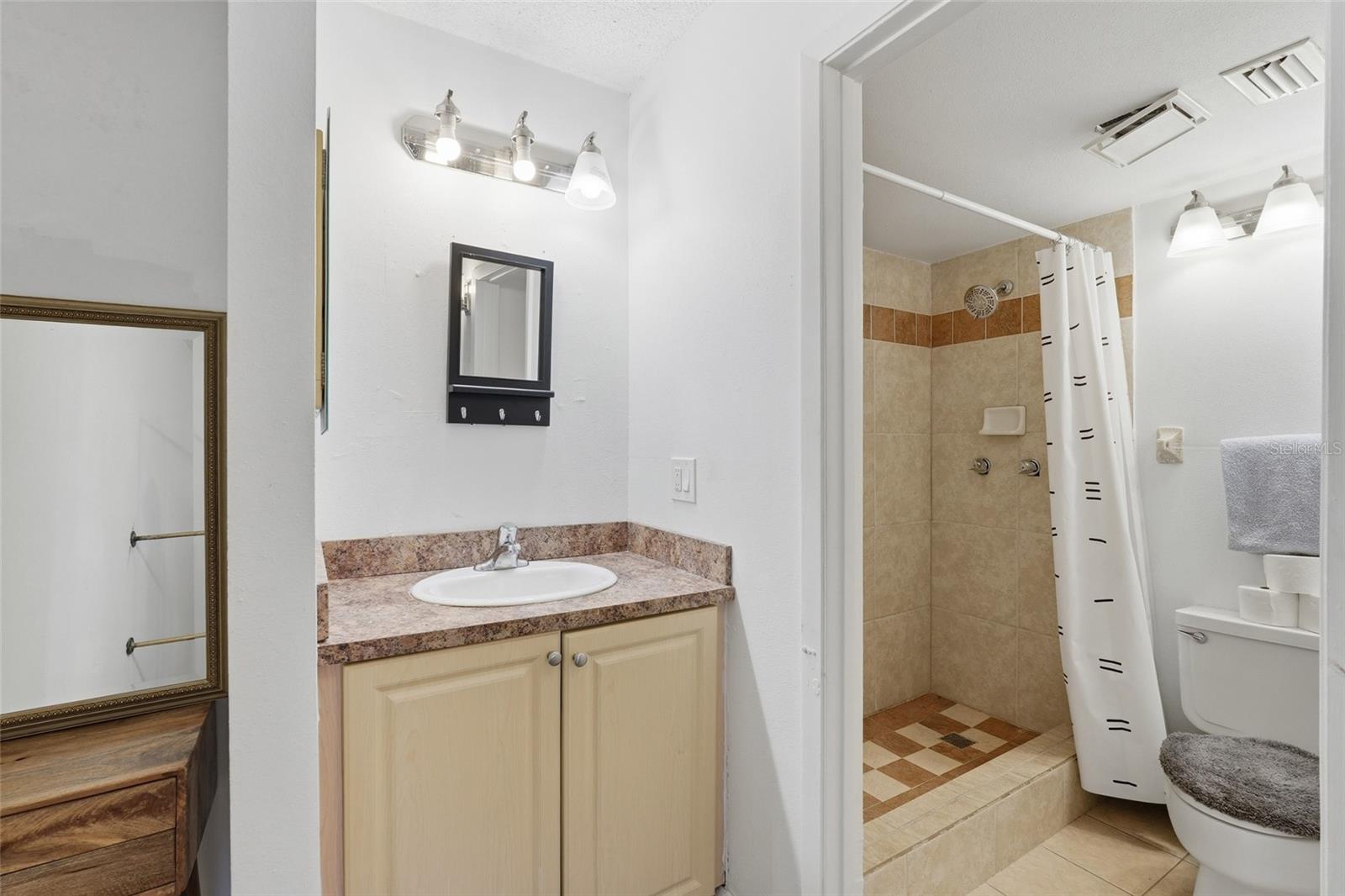 TOWERS CONDO - Residential