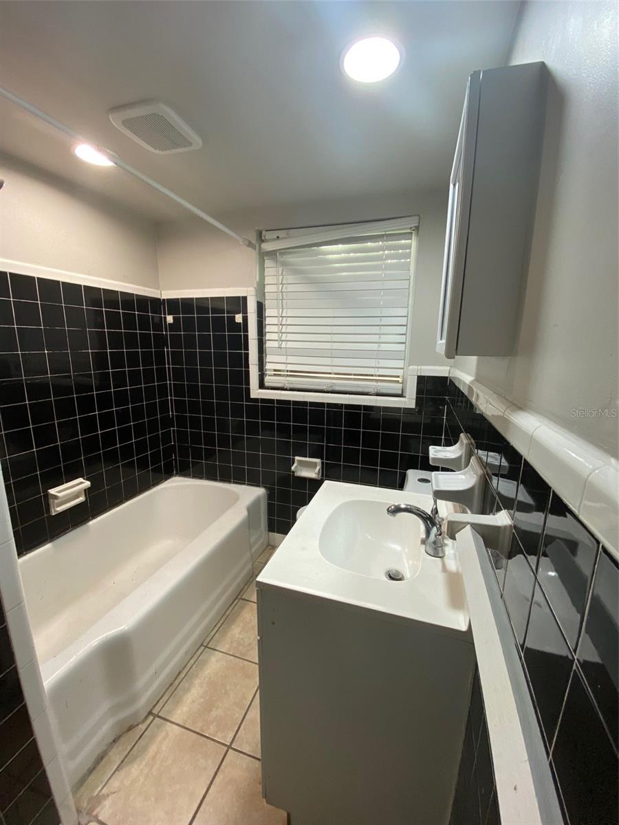 PALM HEIGHTS RESUB - Residential Lease