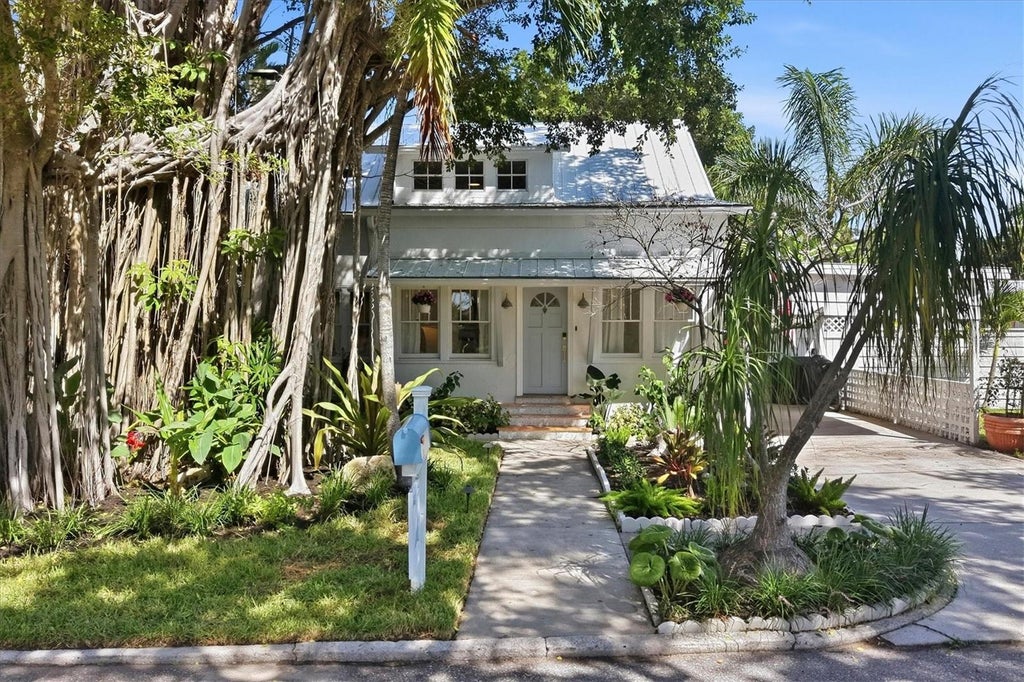 Photo of 112 Nippino Trail W, Nokomis, FL 34275 (MLS # N6145947)