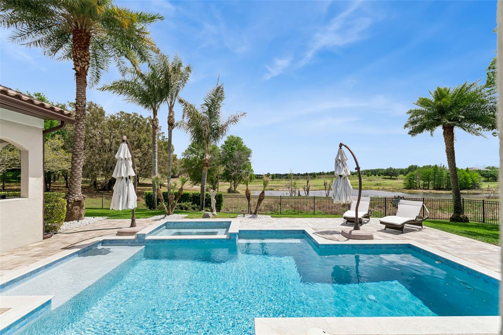 HEATHROW COUNTRY ESTATE HOMES - Residential