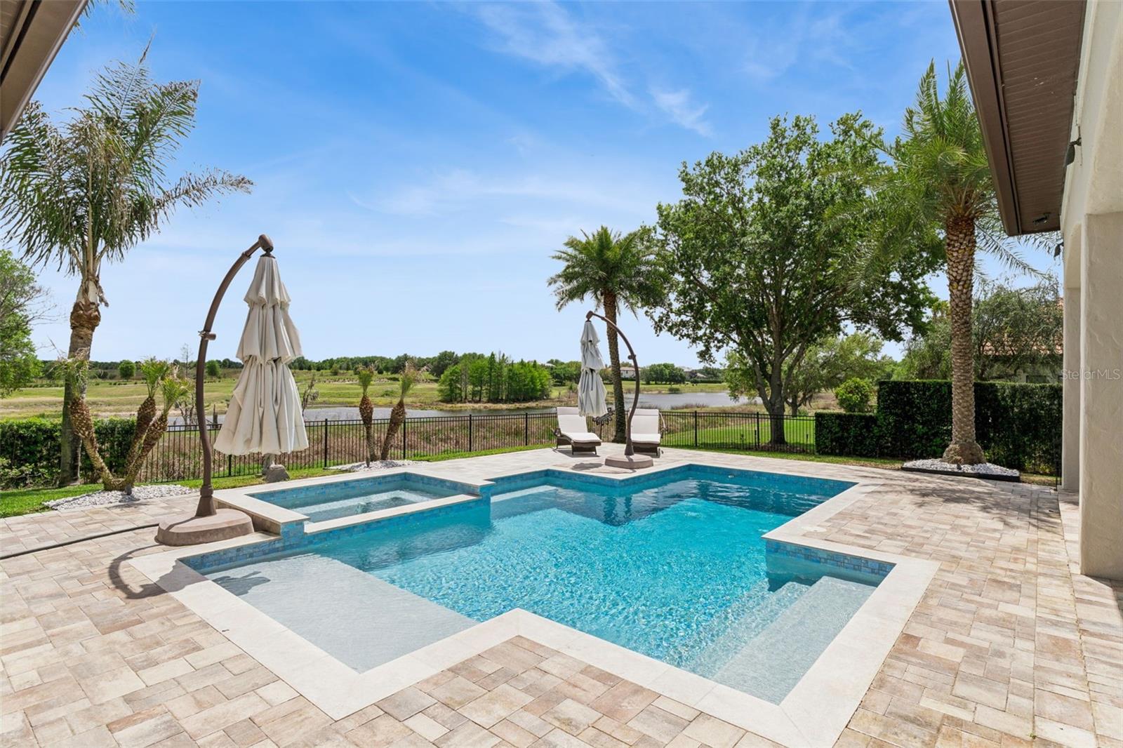 HEATHROW COUNTRY ESTATE HOMES - Residential