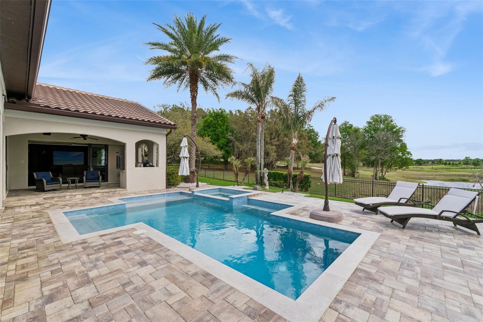 HEATHROW COUNTRY ESTATE HOMES - Residential