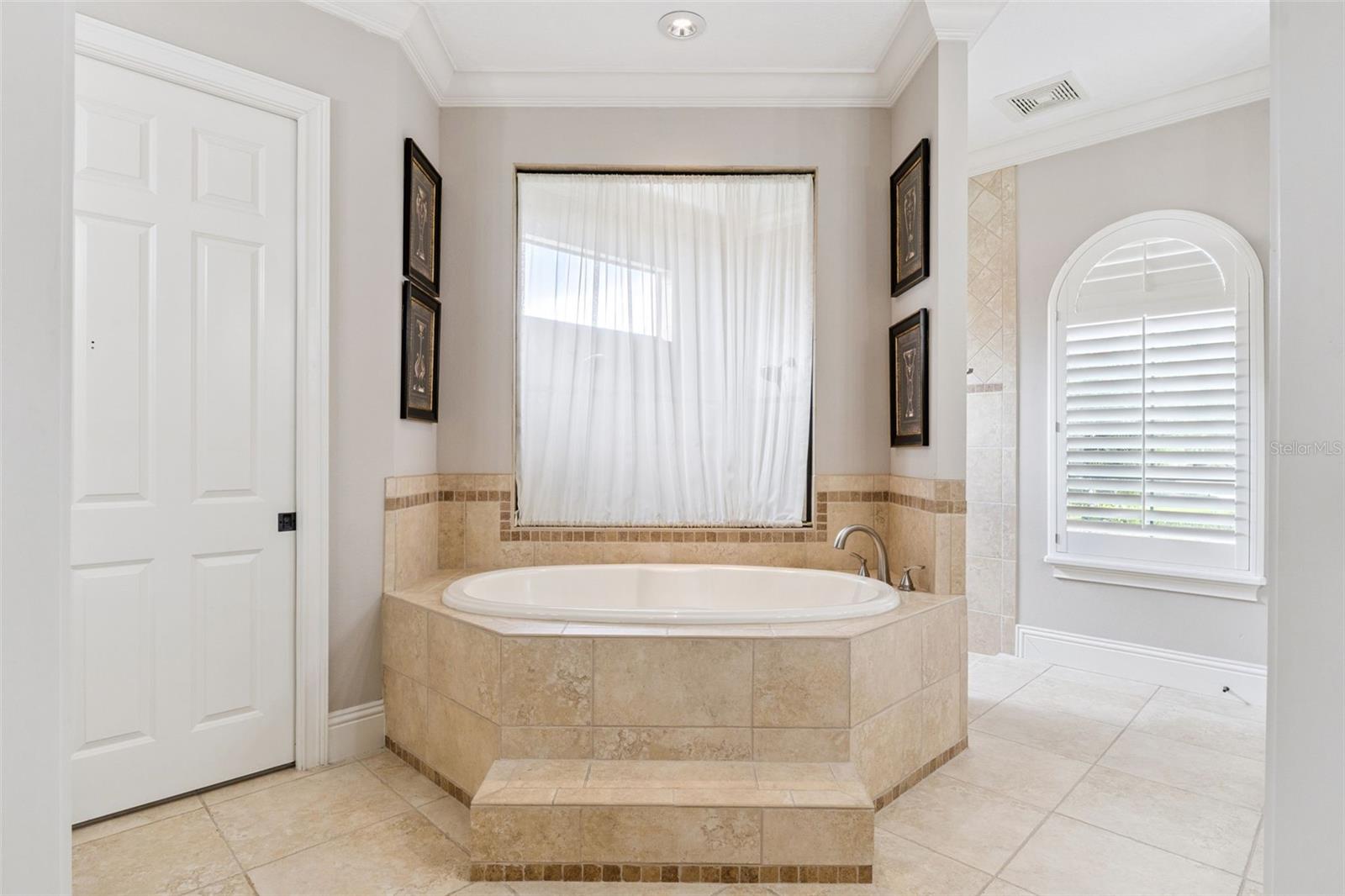 HEATHROW COUNTRY ESTATE HOMES - Residential