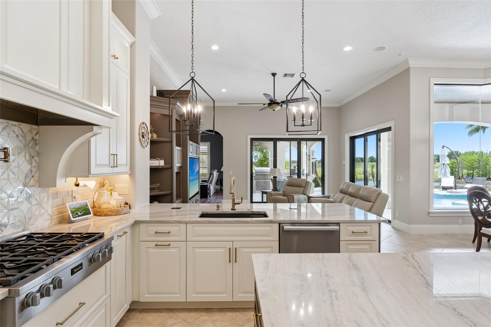 HEATHROW COUNTRY ESTATE HOMES - Residential