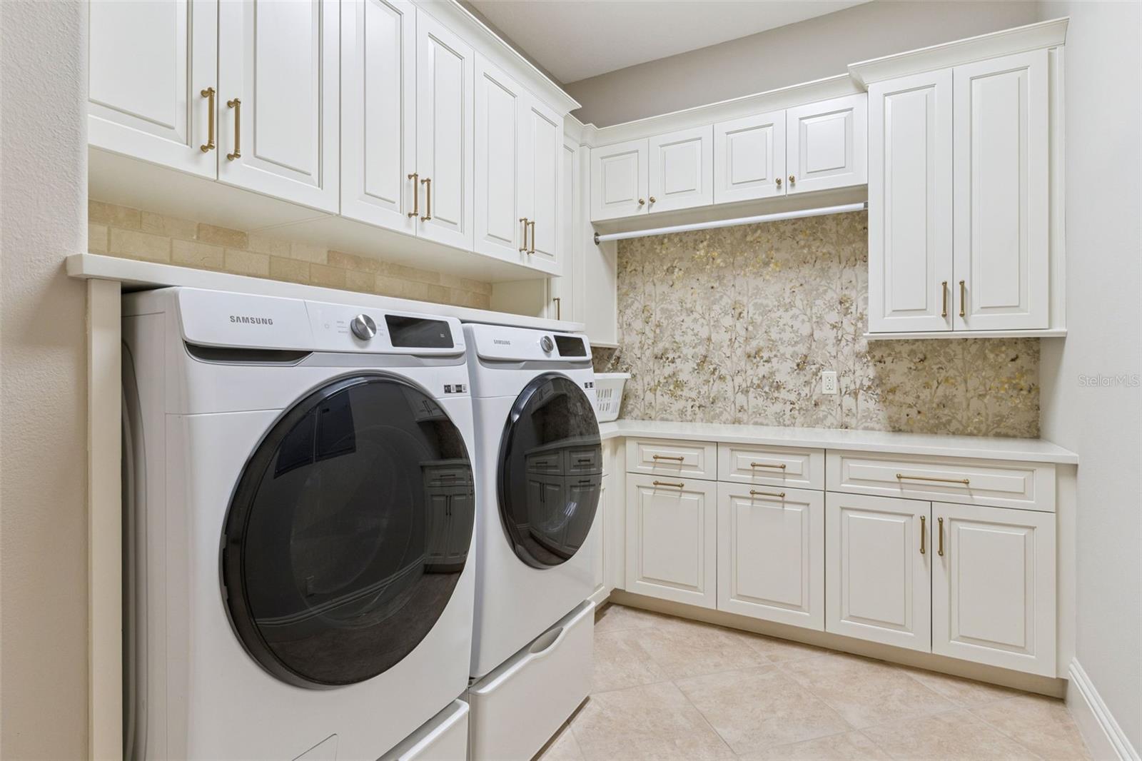 HEATHROW COUNTRY ESTATE HOMES - Residential