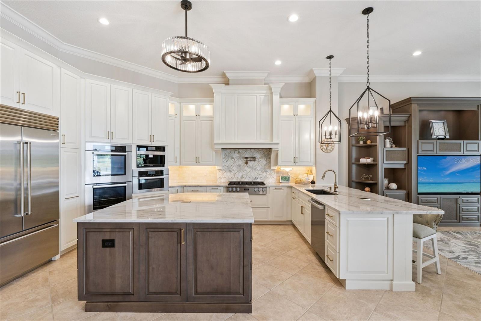 HEATHROW COUNTRY ESTATE HOMES - Residential