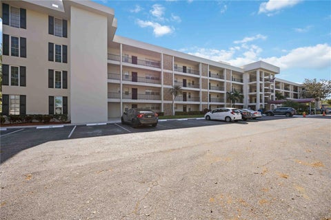 7461 W Country Club Drive N 207, Sarasota, FL 34243
