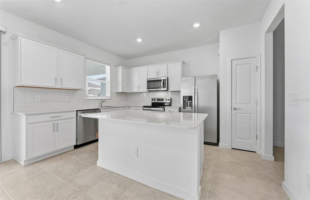 Photo of 11133 Sycamore Glen Loop, Thonotosassa, FL 33592 (MLS # TB8551889)