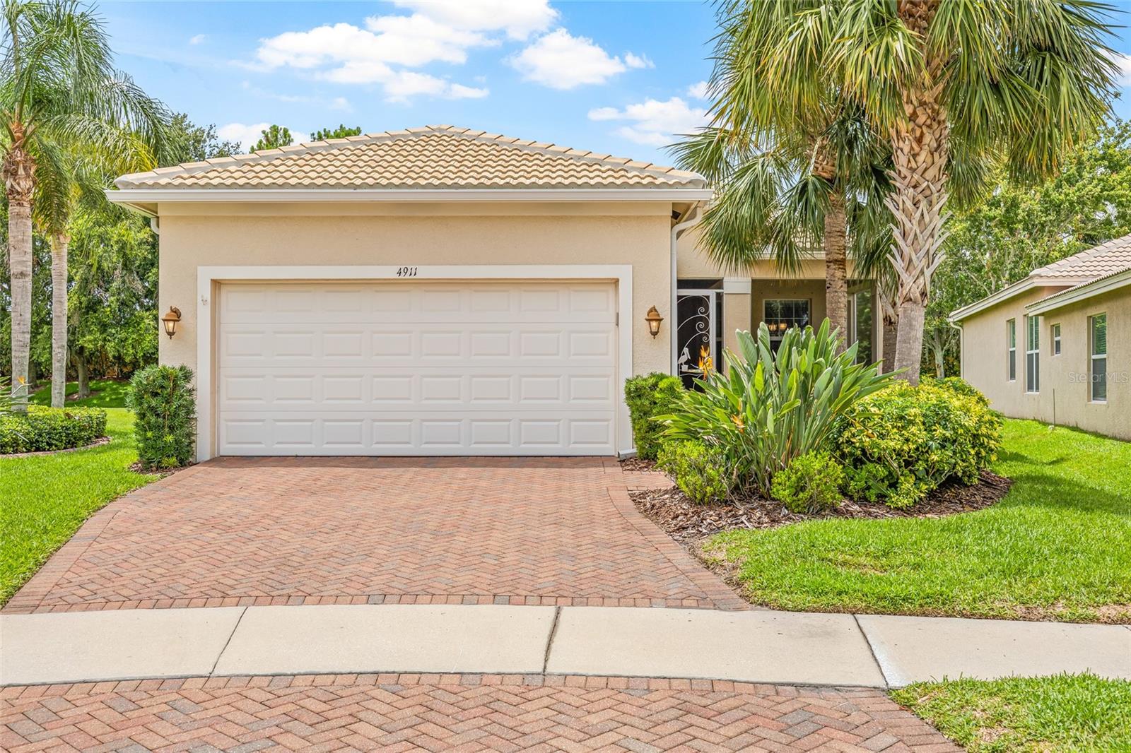 Priced to SELL! Enjoy resort-style living in this 2BR + den, 2BA Capri model (1,888 sq ft) with a 2-car garage on a private cul-de-sac. Built in 2013, this open-concept home features a gourmet kitchen with maple cabinets, granite counters, stainless appliances, and a screened front lanai plus covered back lanai with peaceful landscaped views.
Primary suite includes 2 walk-in closets, spa-like bath with soaking tub, dual vanities, and walk-in shower. Tile throughout living areas, newer AC (2020), custom window treatments, and more.
Located in Valencia Lakes 55+ community with a 40,000 sq. ft. clubhouse, 3 pools, tennis, fitness center, and walking trails. Close to beaches, shopping, and hospitals.
