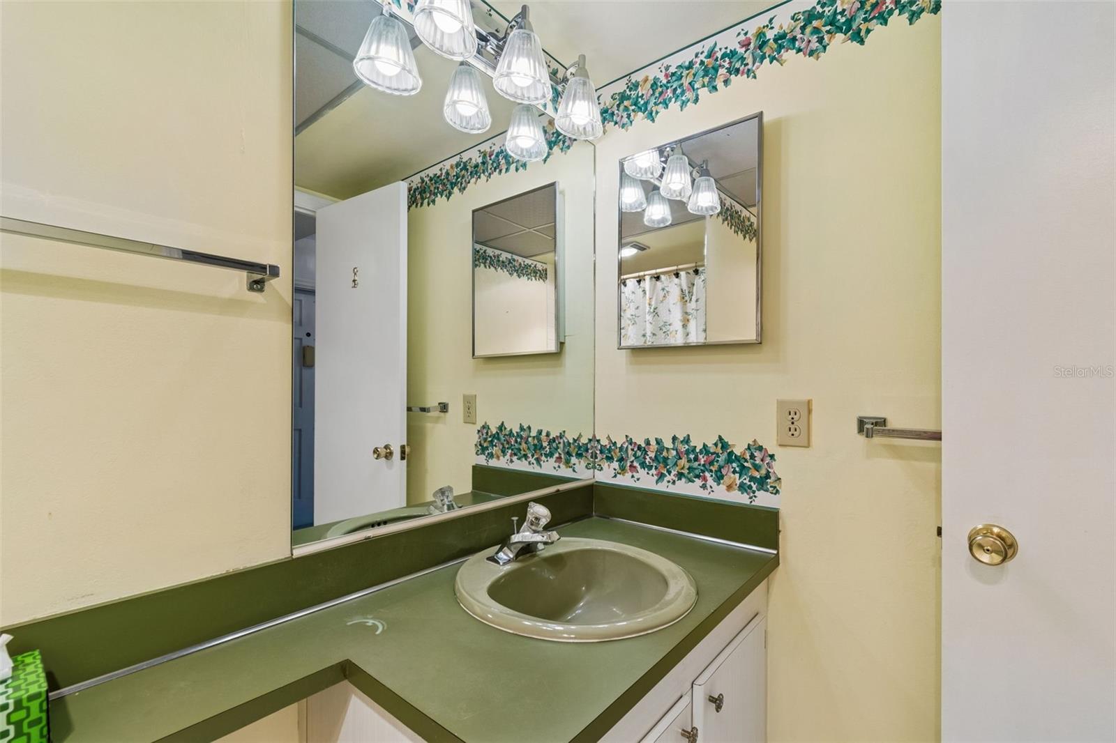 CROSSWINDS COLONY ONE CONDO - Residential Lease