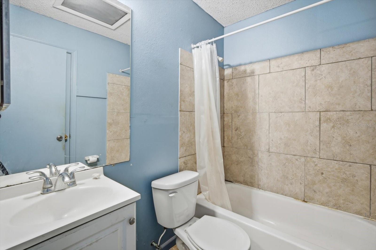 UNIVERSITY SQUARE UNIT 1 - Residential