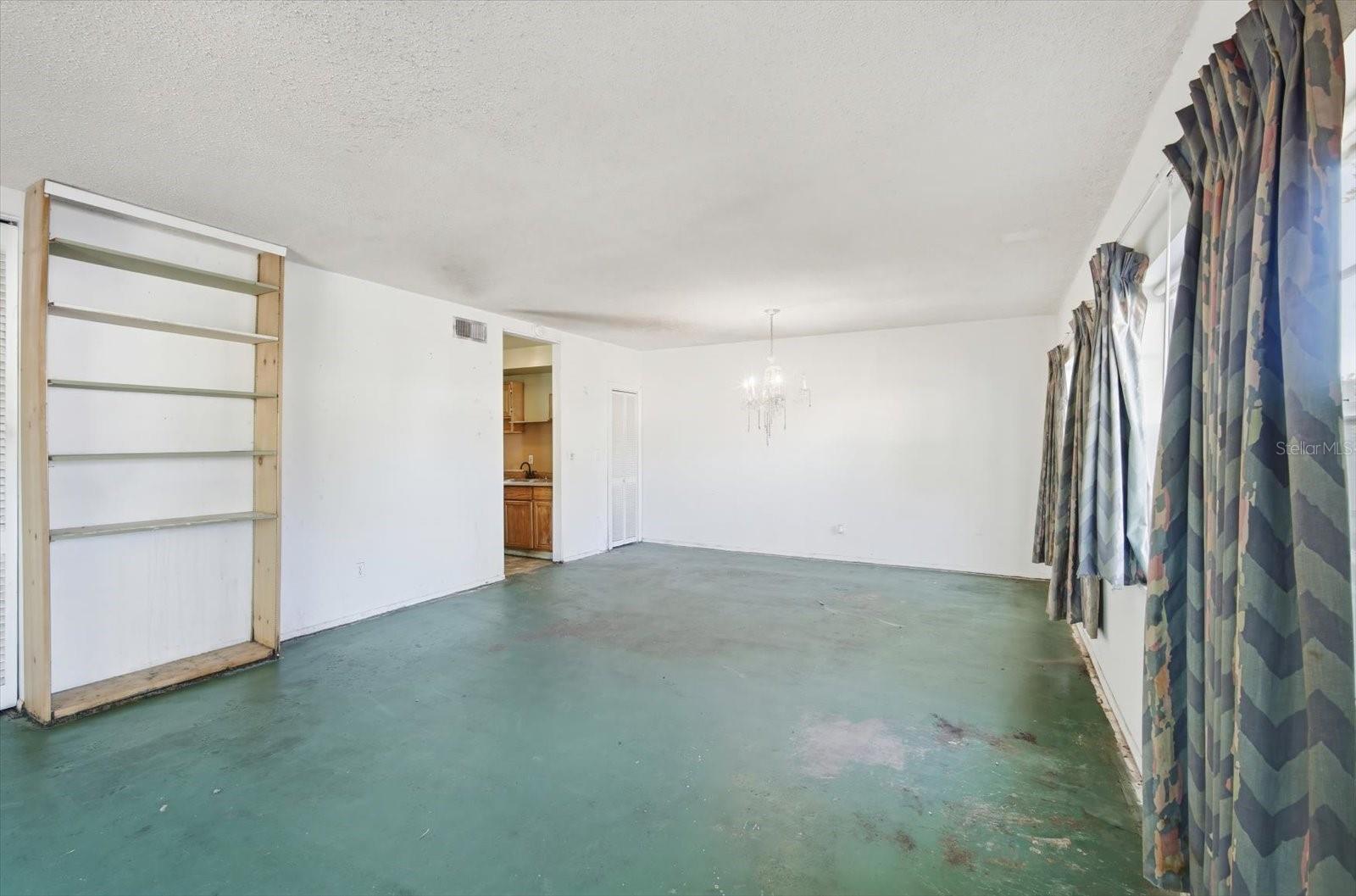 UNIVERSITY SQUARE UNIT 1 - Residential