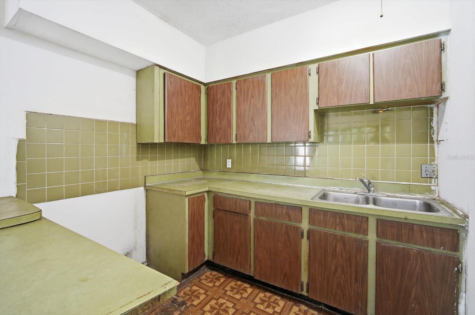 UNIVERSITY SQUARE UNIT 1 - Residential