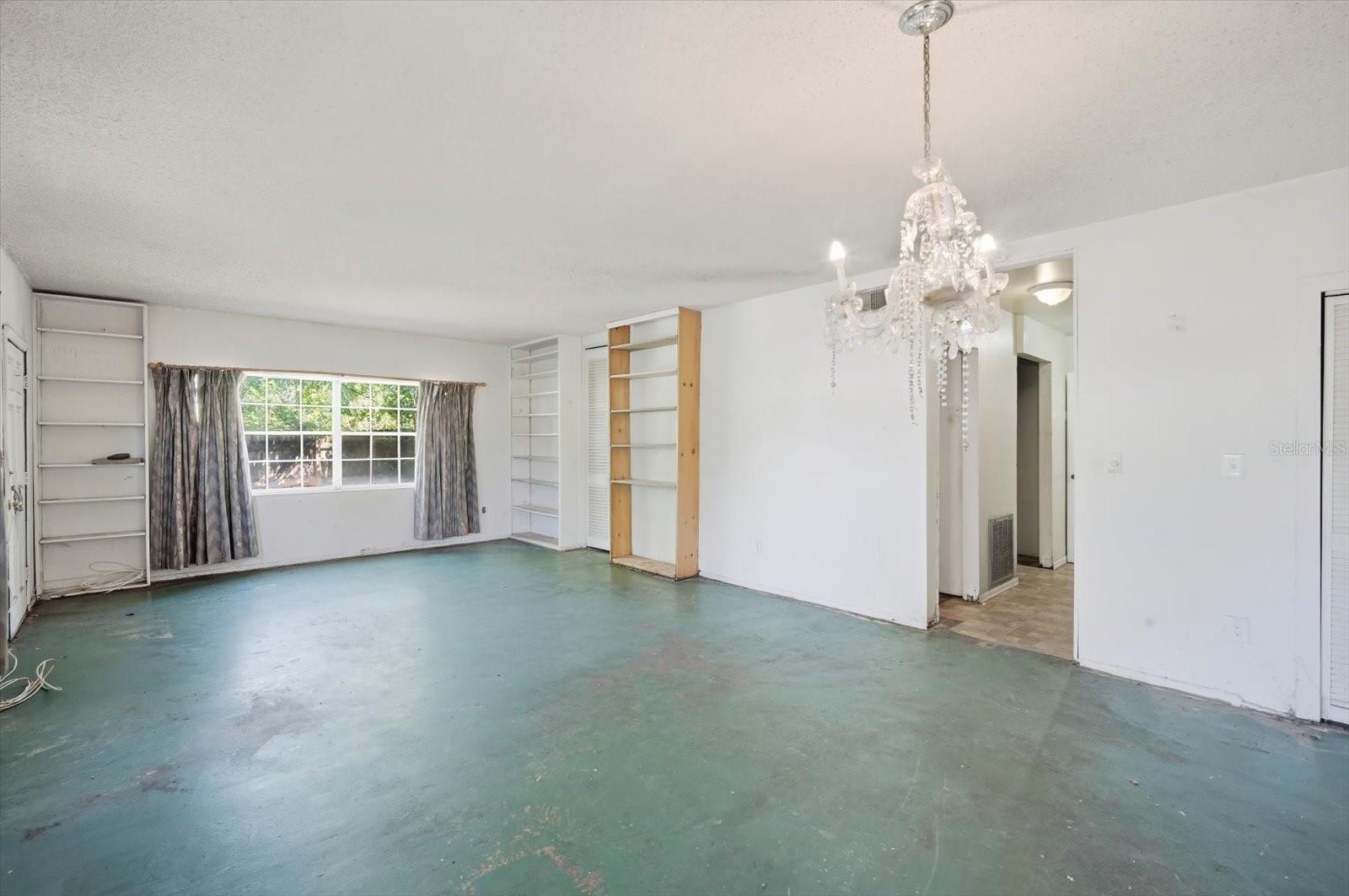 UNIVERSITY SQUARE UNIT 1 - Residential