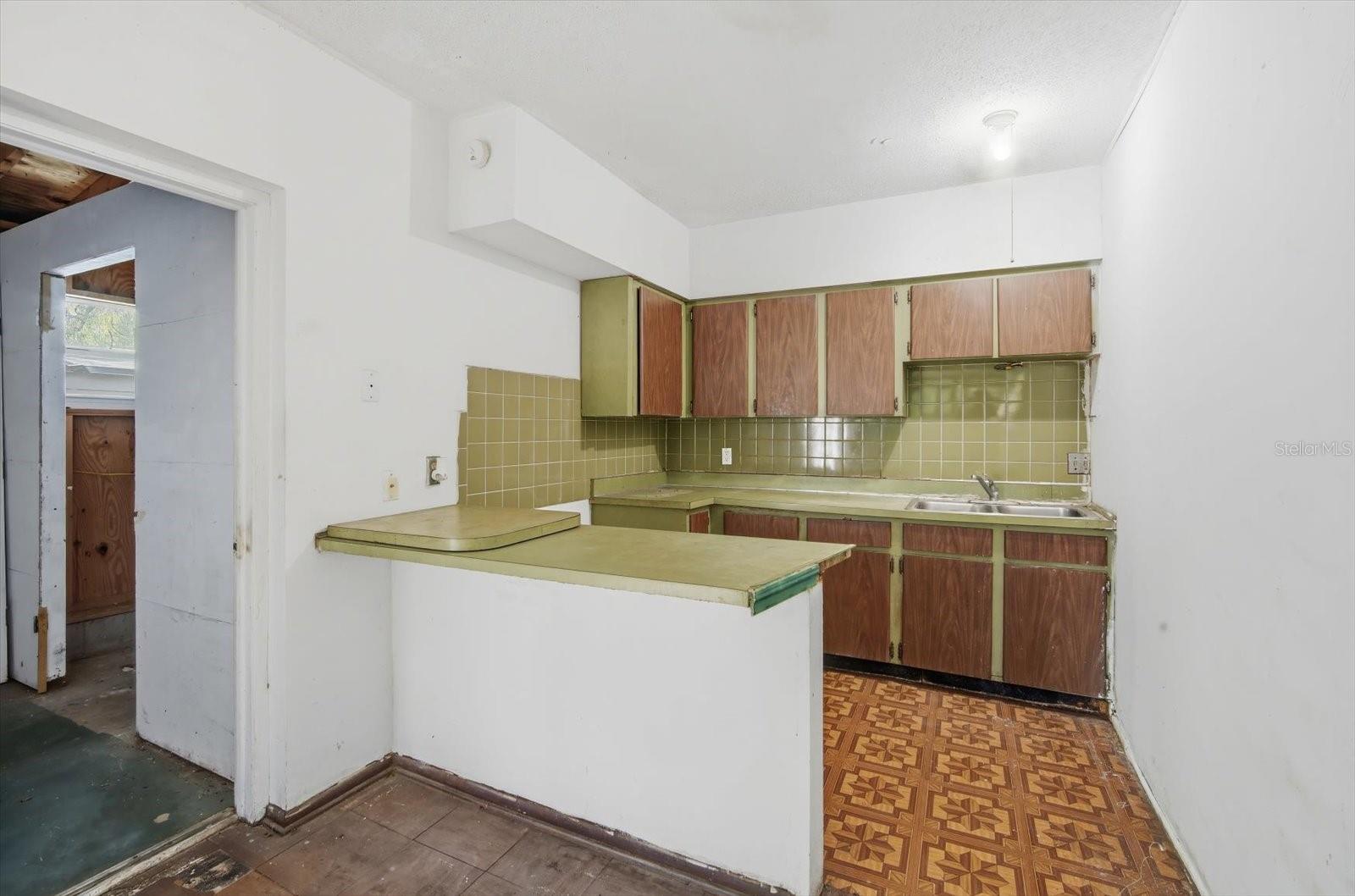 UNIVERSITY SQUARE UNIT 1 - Residential