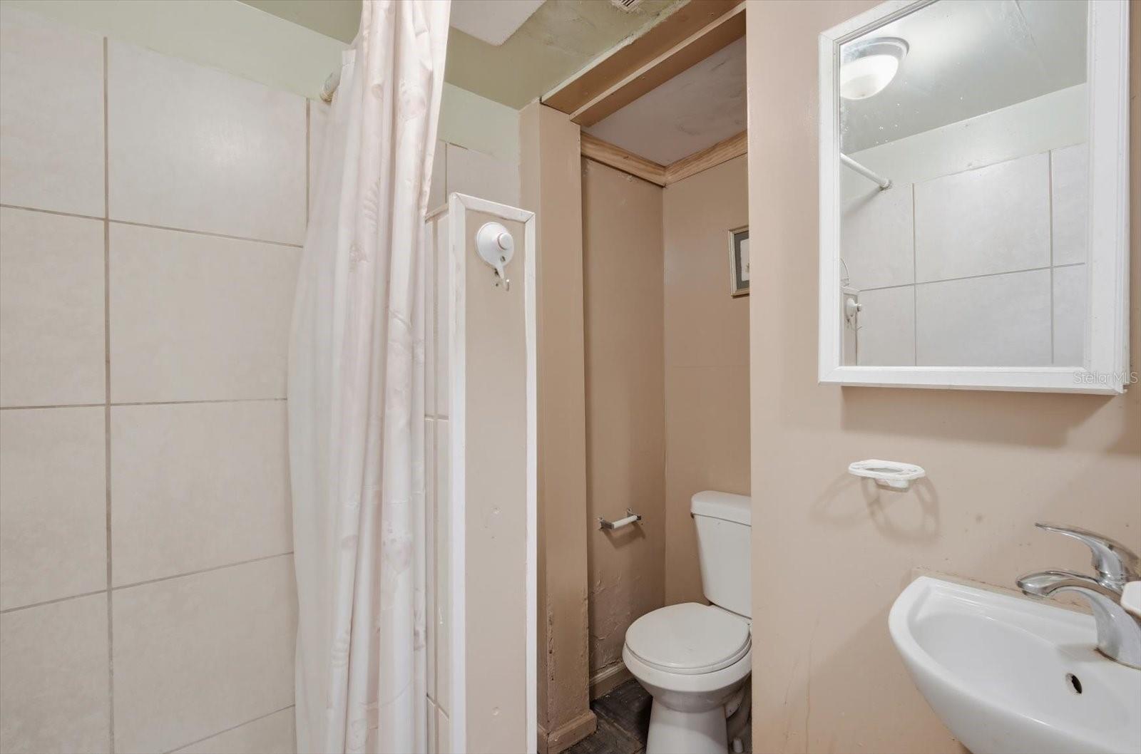 UNIVERSITY SQUARE UNIT 1 - Residential