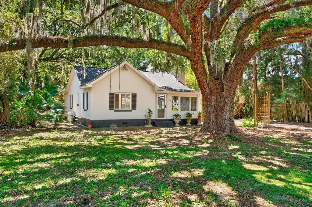 Photo of 112 N Lake Avenue, Leesburg, FL 34748 (MLS # O6418144)