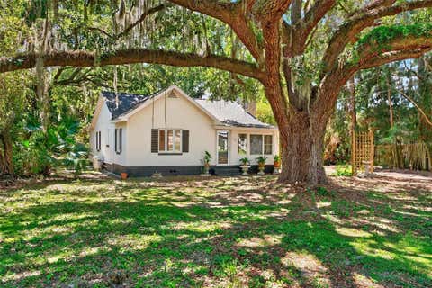 Photo of 112 N Lake Avenue, Leesburg, FL 34748 (MLS # O6418144)