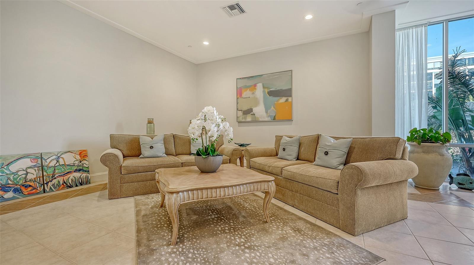 LIDO BEACH CLUB - Residential