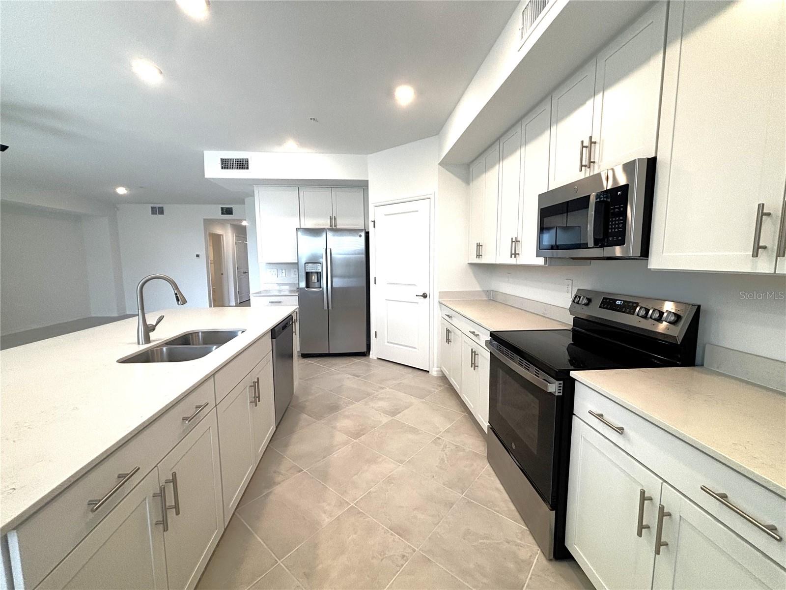 WELLEN PARK GOLF & COUNTRY CLUB - Residential Lease