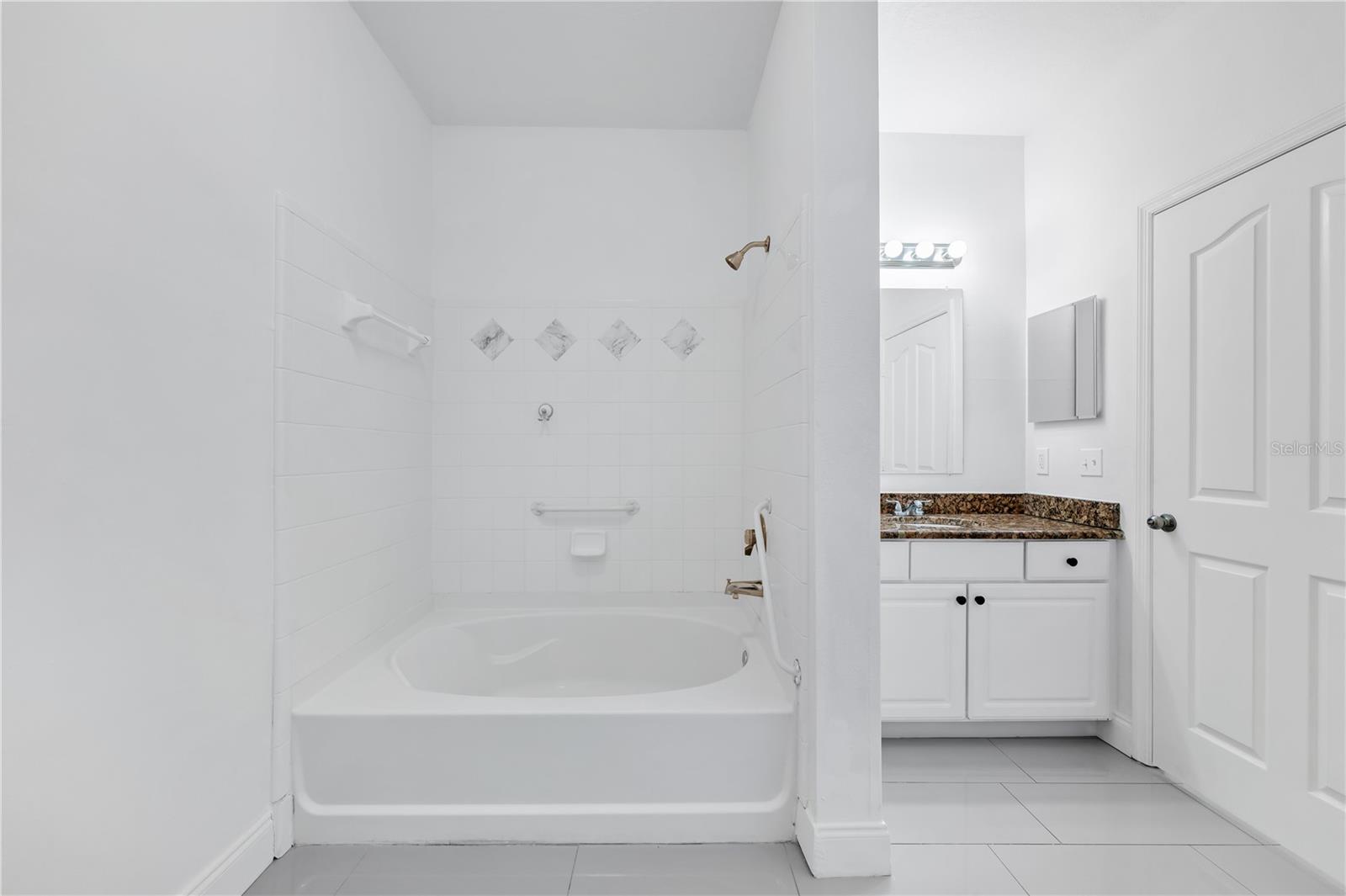 DISCOVERY PALMS - Residential Lease