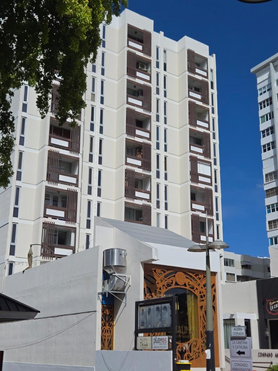 Prime Location in the Heart of Condado!
Don’t miss this unique opportunity to own a studio apartment in Ashford 1407, perfect for Airbnb or short-term rentals – daily rentals allowed!
Located on the 4th floor, the unit features:
Kitchenette with refrigerator, cooktop, microwave, and inverter A/C
Living area with sofa
Private balcony
Access to shared laundry facilities in the building
Just steps from top hotels, beaches, restaurants, shops, pharmacies, and more.
An ideal investment or a personal retreat in one of San Juan’s most desirable neighborhoods!
