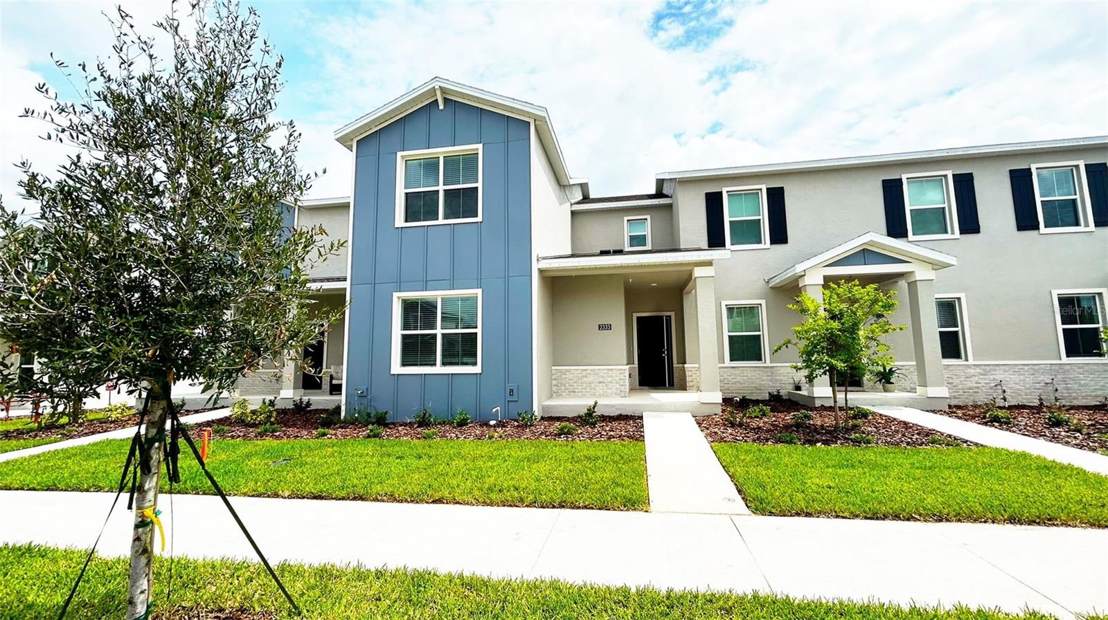 Be the first to live in this brand-new townhome located in the beautiful community of Bronson’s Ridge in Apopka, FL. This spacious two-story home offers 4 bedrooms, 2.5 bathrooms, and a 2-car garage, designed with both comfort and style in mind.
This spacious townhome features an open and functional floor plan, with a modern kitchen that boasts quartz countertops, wooden cabinetry, and stainless steel appliances, seamlessly connecting to the living and dining areas. On the first floor, you will find a primary suite with a walk-in closet and private bathroom, along with a spacious half bathroom, a laundry room with a washer and dryer included, and access to a sunny patio. Upstairs, there are three additional bedrooms, a full bathroom, and a cozy flex space, perfect for a home office or recreational area.
Internet is already included in the rent. The Bronson's Ridge community offers a swimming pool and playground, and is strategically located near highways FL-429 and FL-414, ensuring easy access to Orlando and surrounding areas. For nature lovers, the location also provides proximity to parks such as King's Landing and Wekiva Springs.
Schedule your showing today and see this wonderful opportunity!