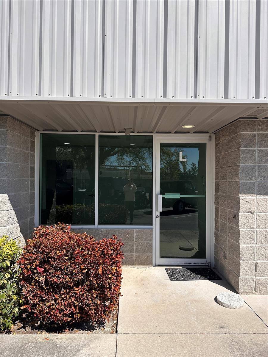 M INTOSH BUS PARK - Commercial Lease