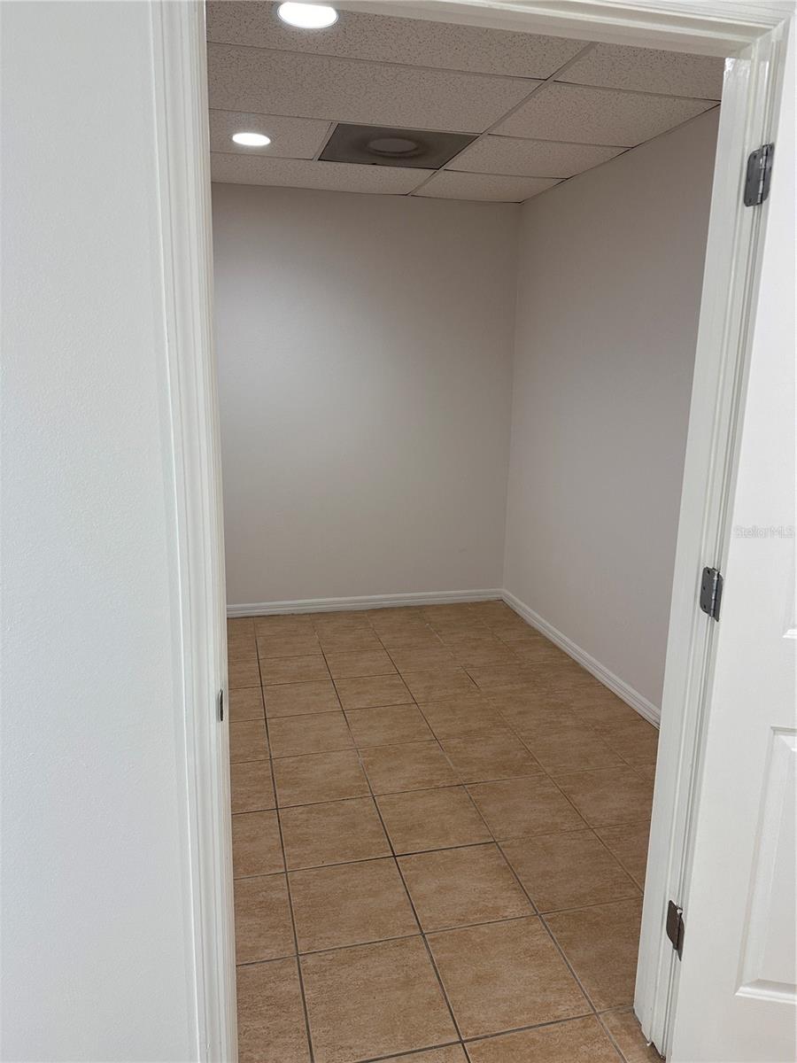 M INTOSH BUS PARK - Commercial Lease