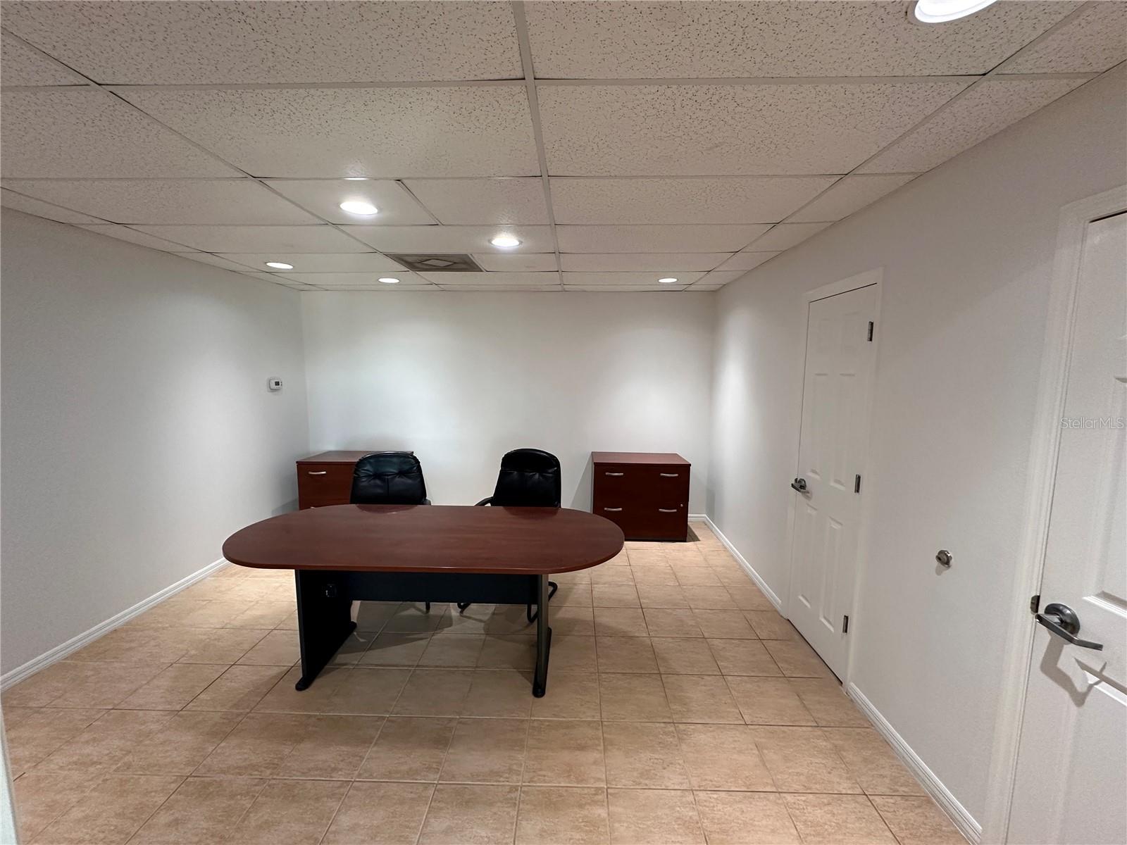 M INTOSH BUS PARK - Commercial Lease