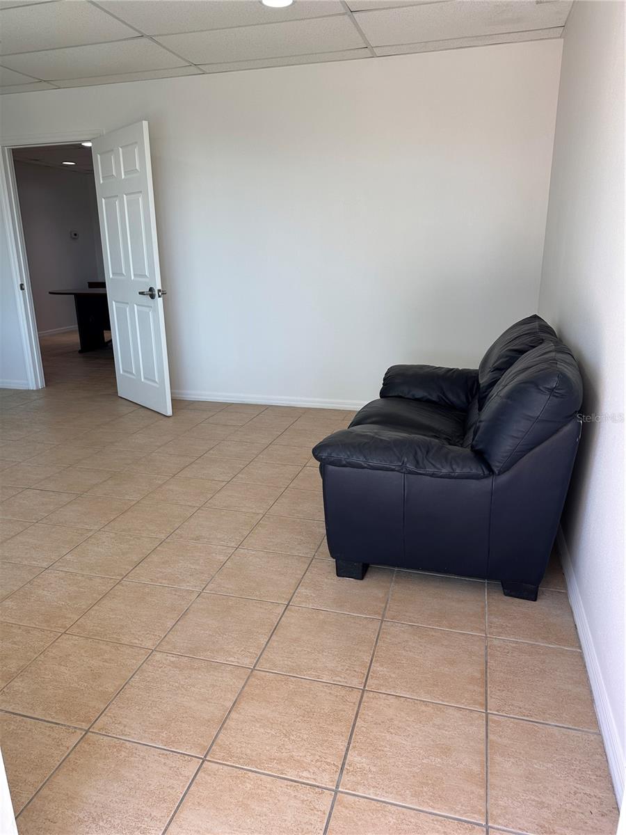 M INTOSH BUS PARK - Commercial Lease