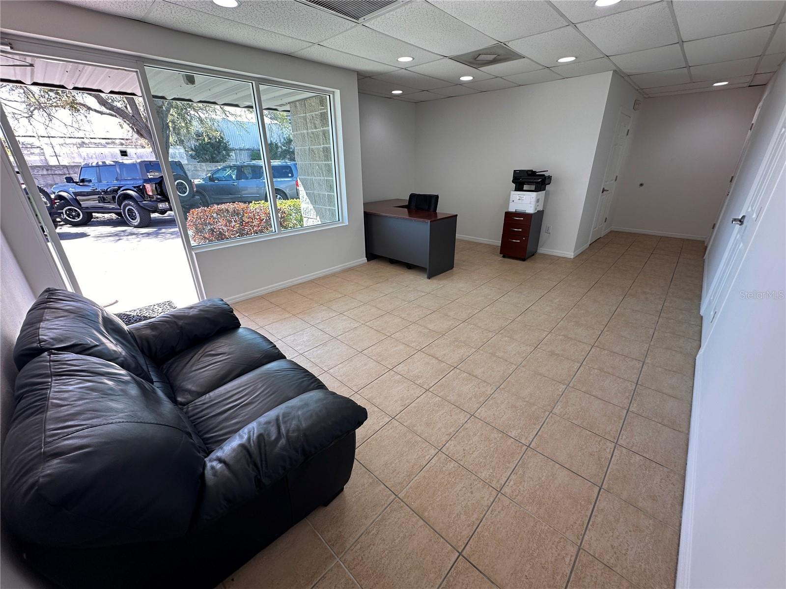 M INTOSH BUS PARK - Commercial Lease