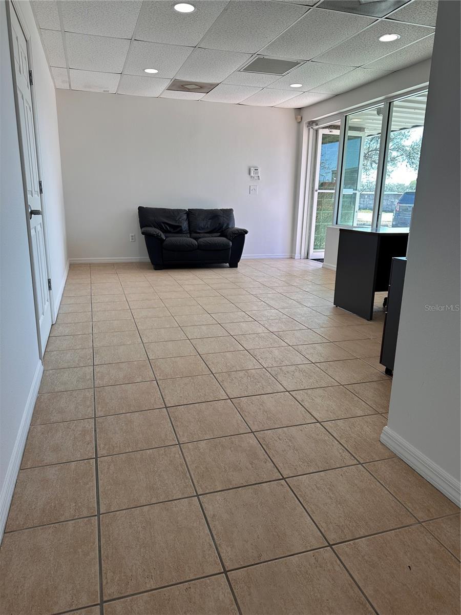 M INTOSH BUS PARK - Commercial Lease