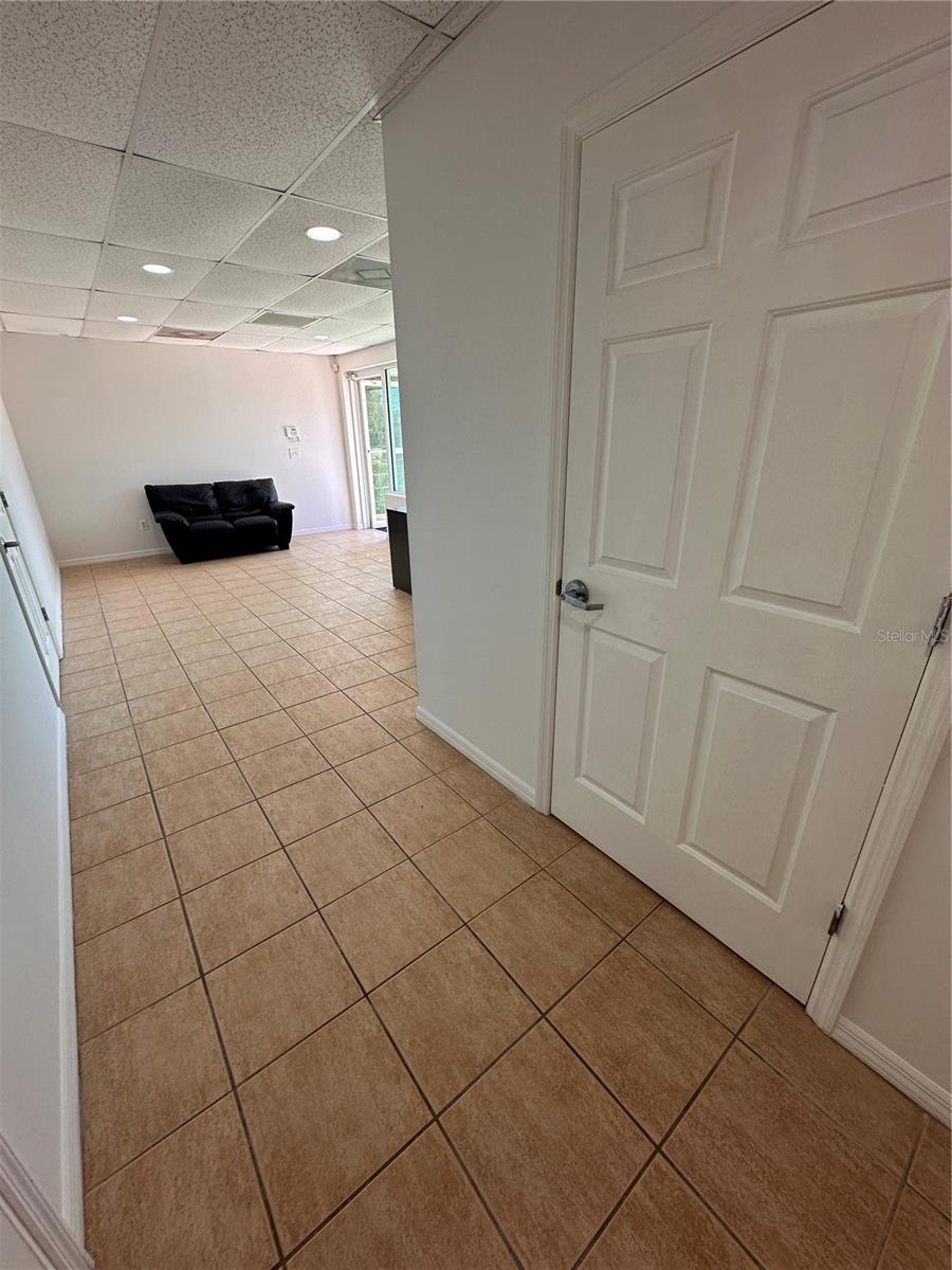 M INTOSH BUS PARK - Commercial Lease