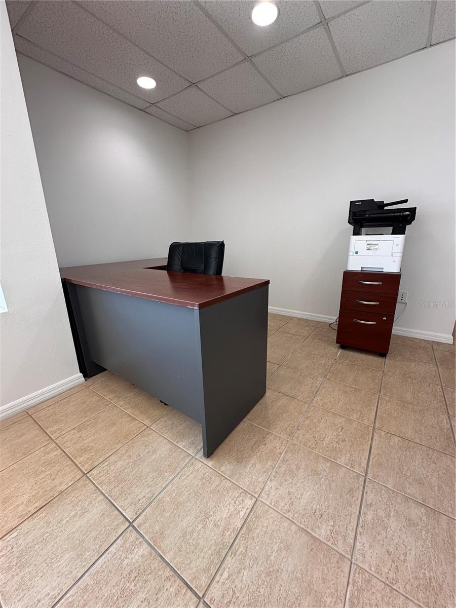 M INTOSH BUS PARK - Commercial Lease