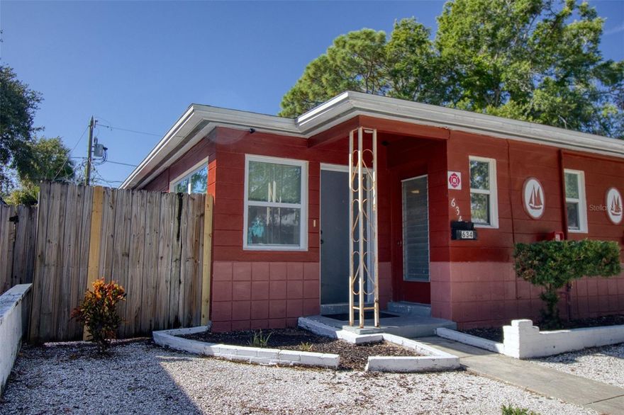 Close to downtown st petersburg, hospitals and college.  Two bedroom split plan with a washer and dryer.
Private parking space as well as street parking out front.  Central heat and air with ceiling fans in the bedrooms and nice windows with new blinds.
The floors are terrazzo and newly refurbished.  There is a blend of quaint and comtemporary which is charming and convenient in this two bedroom single family style duplex.  Two separate bathrooms and the primary bedroom has a bathroom featuring a shower.