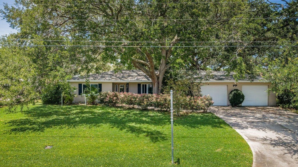 Photo of 1704 Cypress Avenue, Belleair, FL 33756 (MLS # TB8490017)