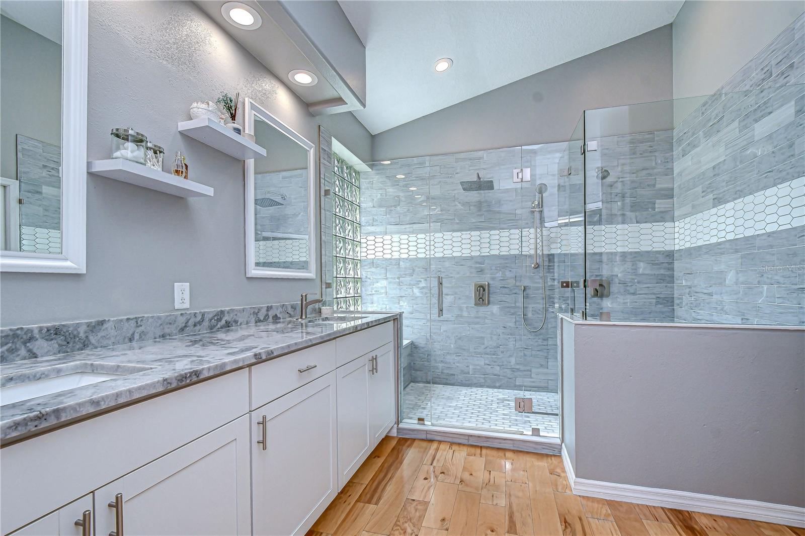 RIVER HILLS - Residential